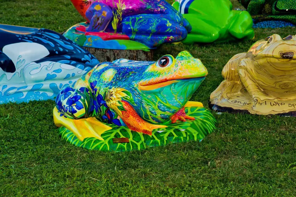 What’s With the Frog Sculptures on the Island?